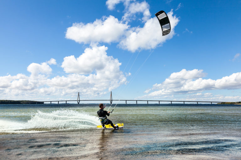 Kitesurfen in Dänemark – Foto: AdobeStock