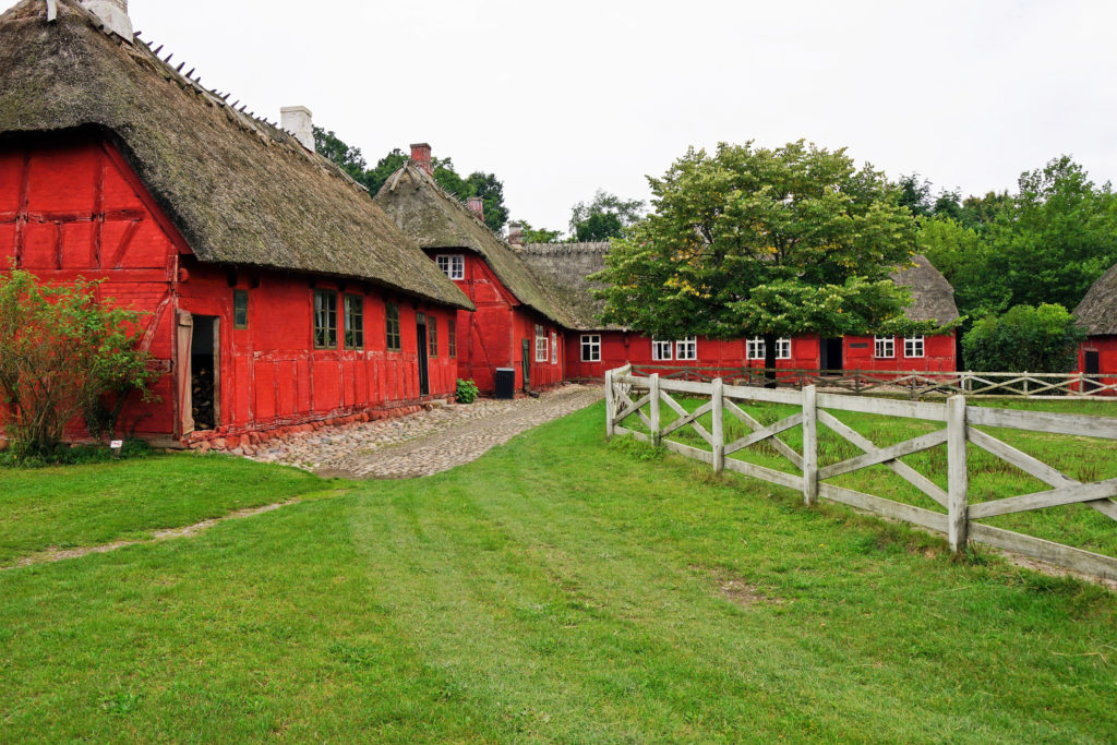 Hof mit roter Fassade im Museum "Den Fynske Landsby".