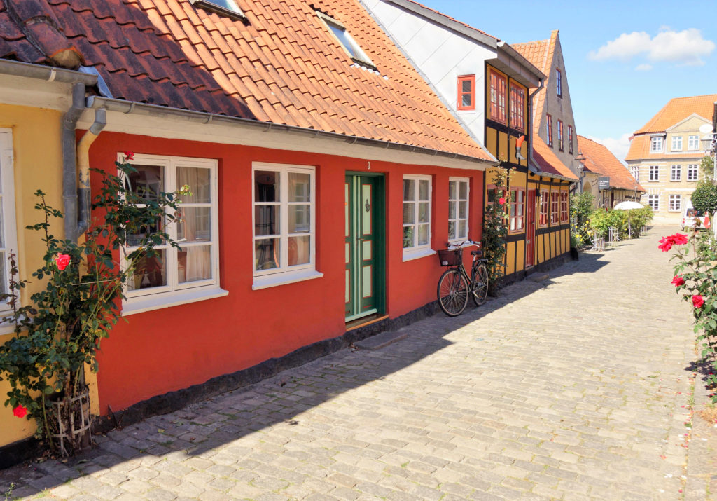 Häusergasse in Odense mit Fahrrad vor der Haustür. 