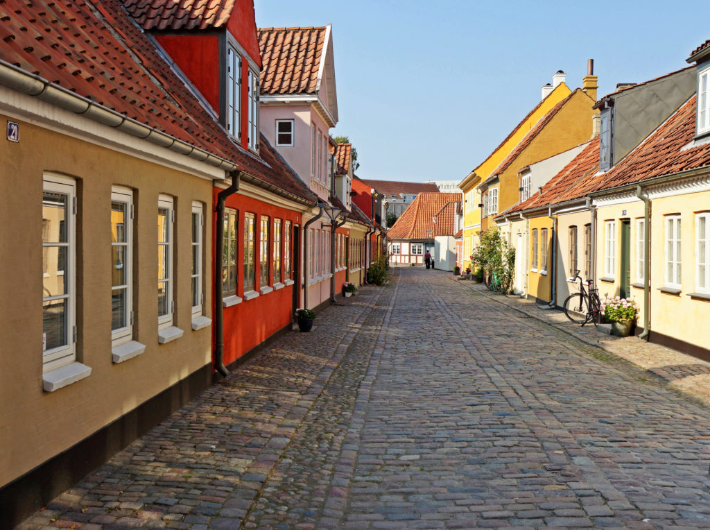 Bunte Häuserzeile in Odense. 