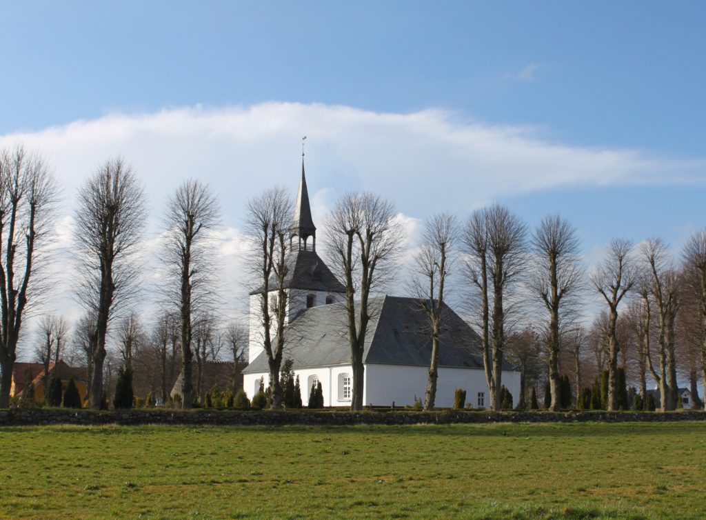 Margeritenroute – Weiße Kirche in Lysabild auf Alsen.