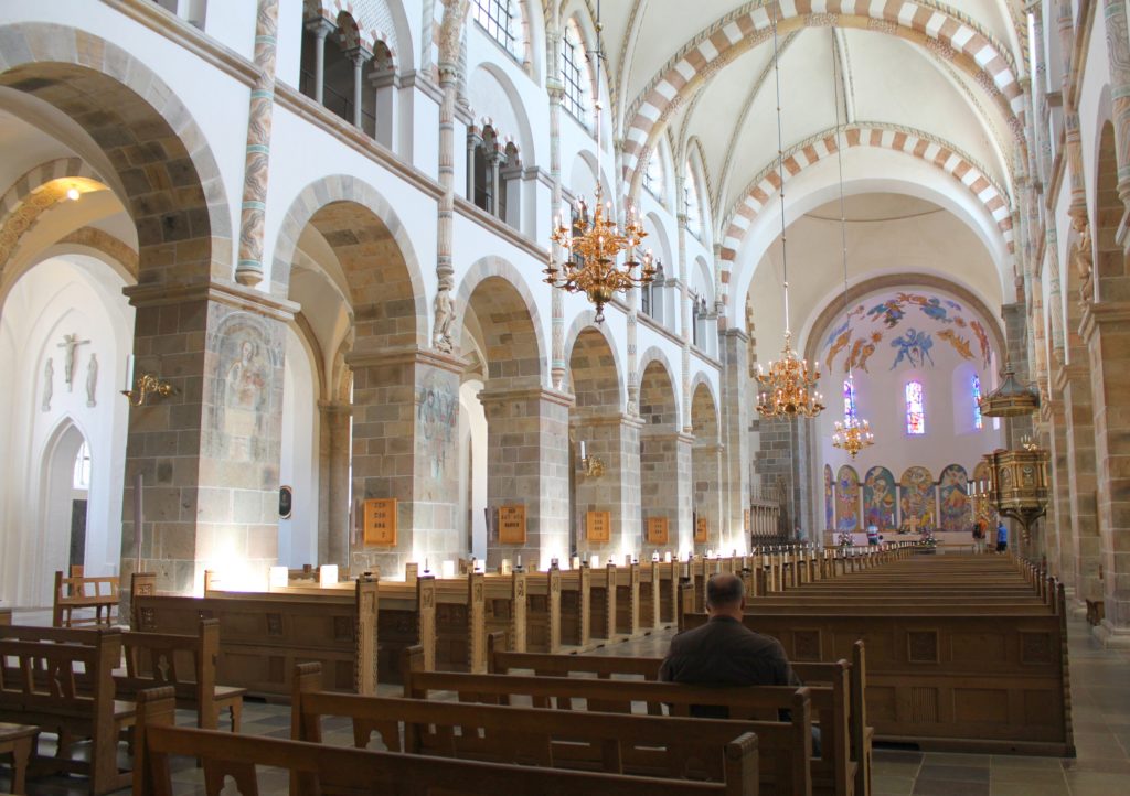 Domkirche zu Ribe im Innenraum mit Blick auf den Altar.