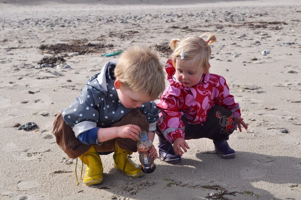 Kinder am Strand in Dänemark – Foto: Henning Pedersen / Pixabay