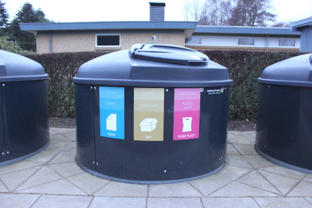 Sammelstelle für verschiedene Abfälle in Dänemark – Foto: dk-ferien