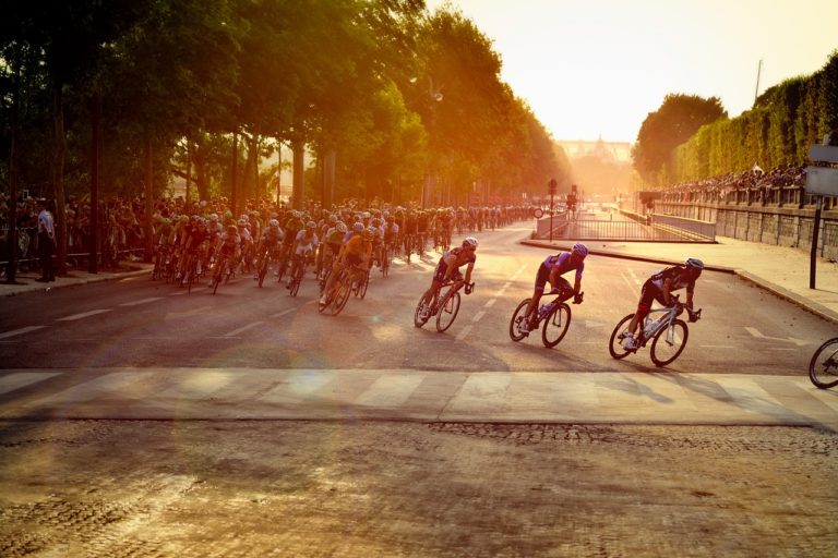 Radfahrer bei der Tour de France, die 2021 in Dänemark startet – Foto: Stokpic/Pixabay