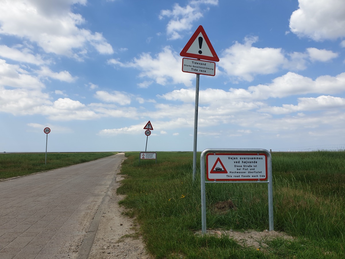 Der Weg nach Mandø ist nur bei Ebbe befahrbar. Schilder warnen vor der Überfahrt – Foto: Nicole Stroschein