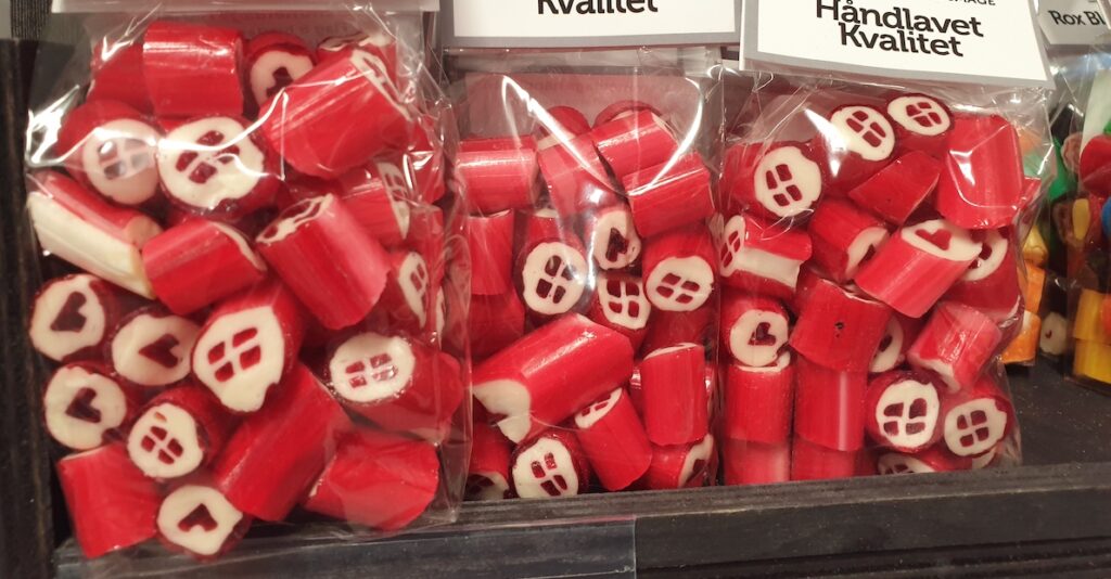 Bonbons in dänischen Nationalfarben – Foto: Nicole Stroschein