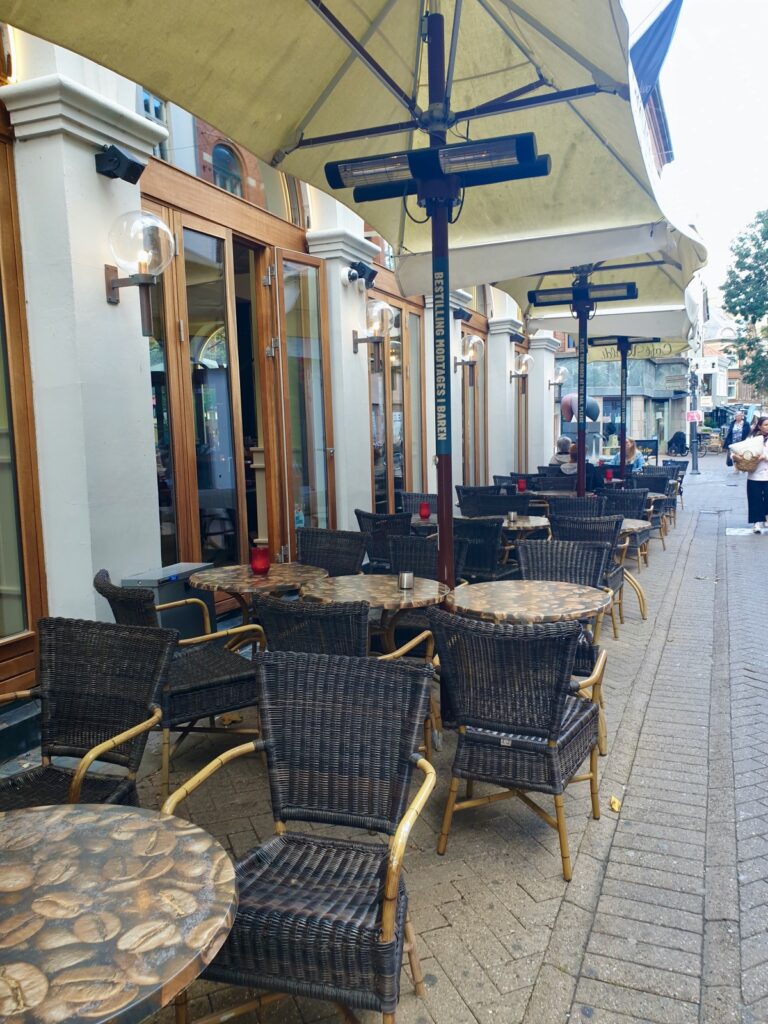 Die Terrasse des Im Café Vivaldi in Odense – Foto: Nicole Schmidt