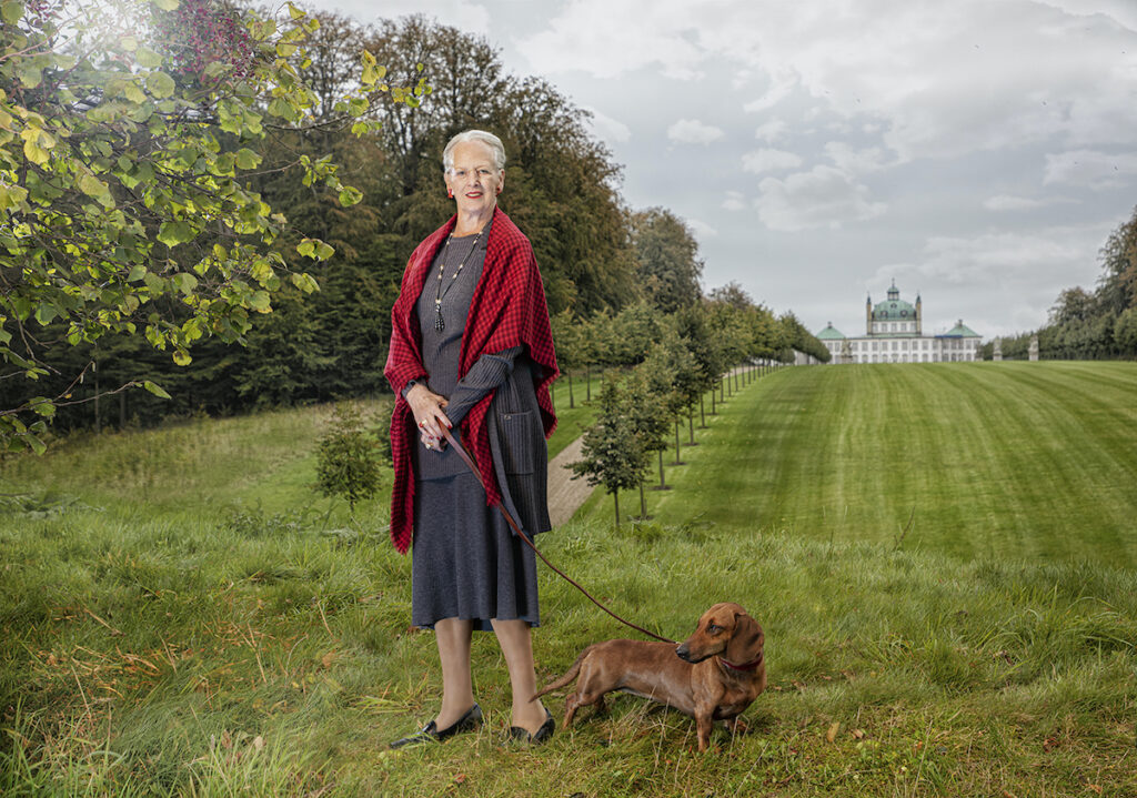 Königin Margarethe von Dänemark im Garten von Schloss Fredensborg zu ihrem 80. Geburtstag – Foto: Per Morten Abrahamsen für Kungahuset