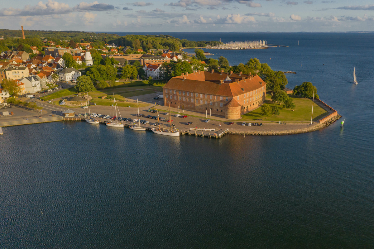 Luftaufnahme von Schloss Sonderborg in Dänemark– – Foto: AdobeStock / snapshotfreddy