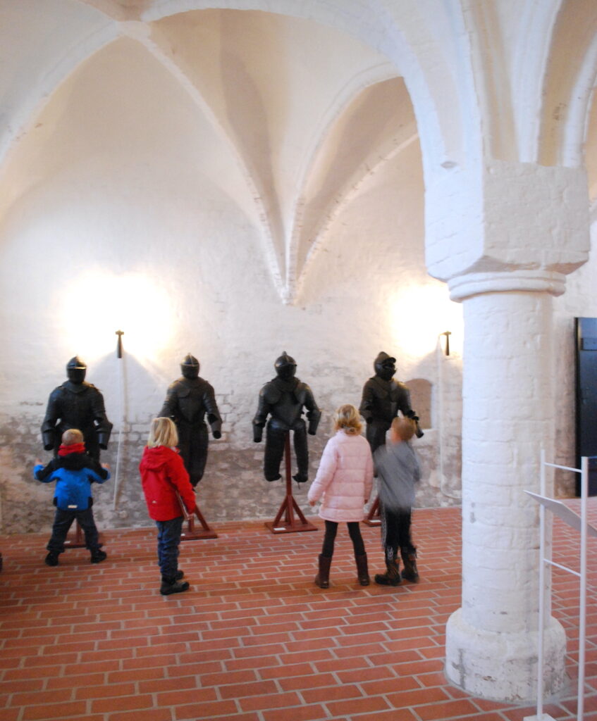 Kinder bei einer Besichtigung auf Schloss Sønderborg – Foto: Museum Sønderjylland