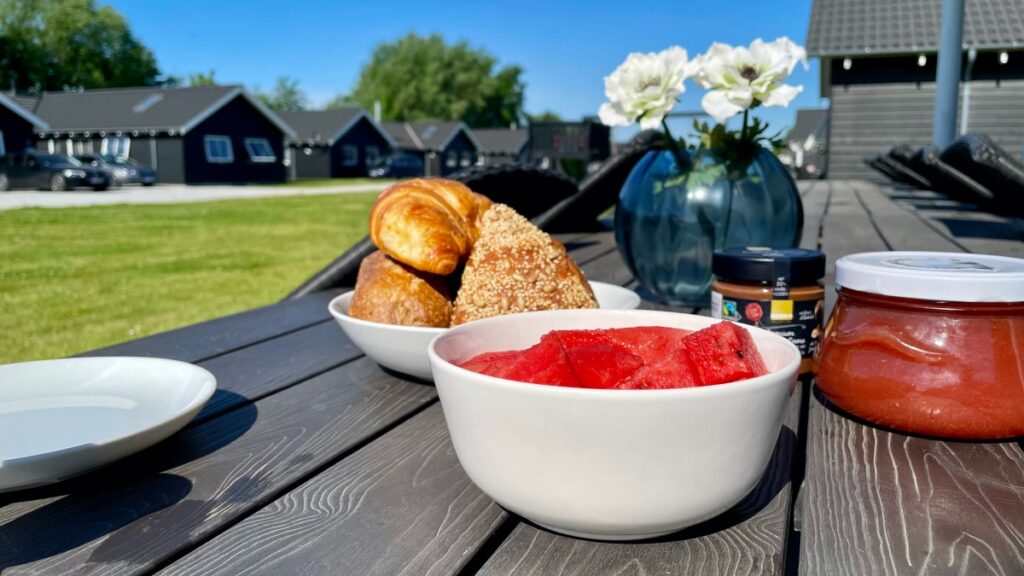 Frühstück auf der Terrasse des Aktivitätshauses in Olpenitz – Foto: Nicole Schmidt