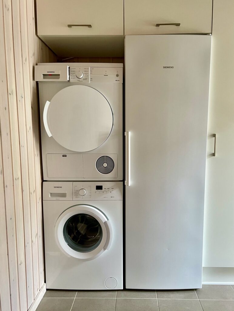 Waschmaschine, Trockner und ein großer Gefrierschrank im Aktivitätshaus – Foto: Nicole Schmidt