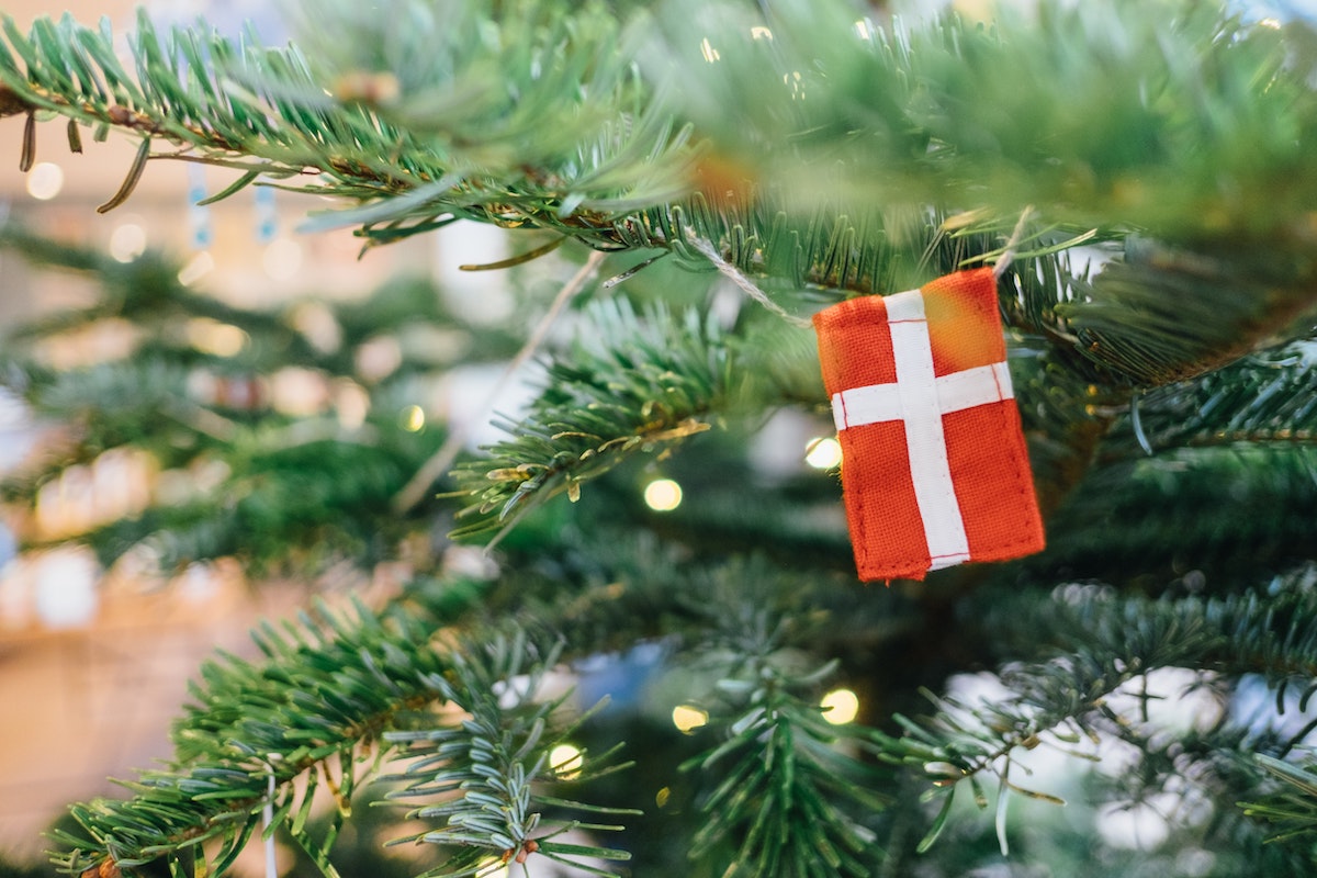 Dänische Flagge als Deko im Weihnachtsbaum