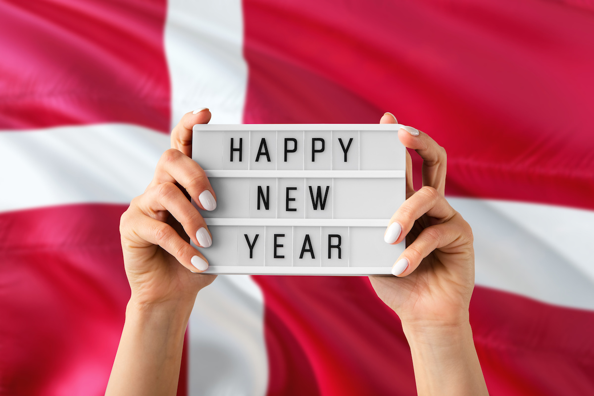 Happy New Year Schild vor der dänischen Flagge – Foto: sezerozger für AdobeStock