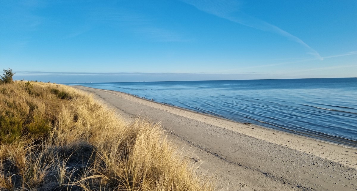 Dünen und strahlend blauer Himmel am Lyngså Strand bei Saeby – Foto: dk-ferien