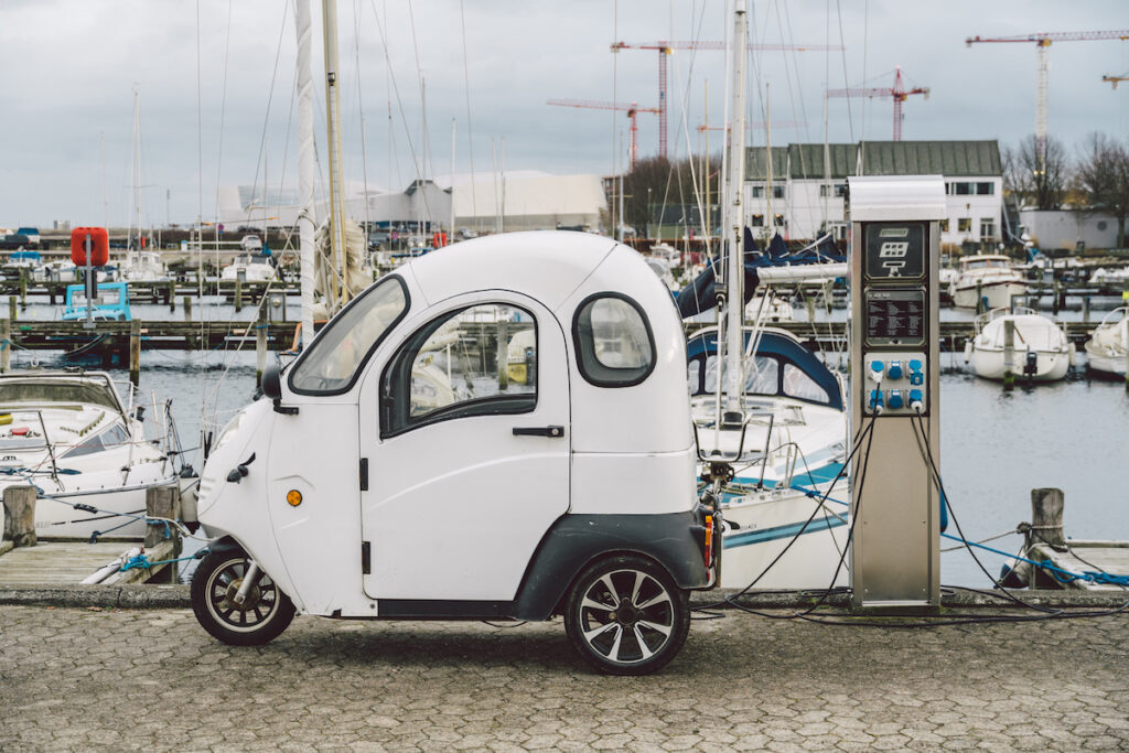 Elektroauto an einer Ladestation in Kopenhagen – Foto: AdobeStock /. Elizaveta