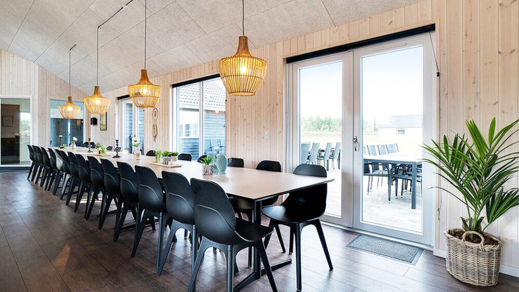 Langer Esstisch in einem Aktivitätshaus in Dänemark
