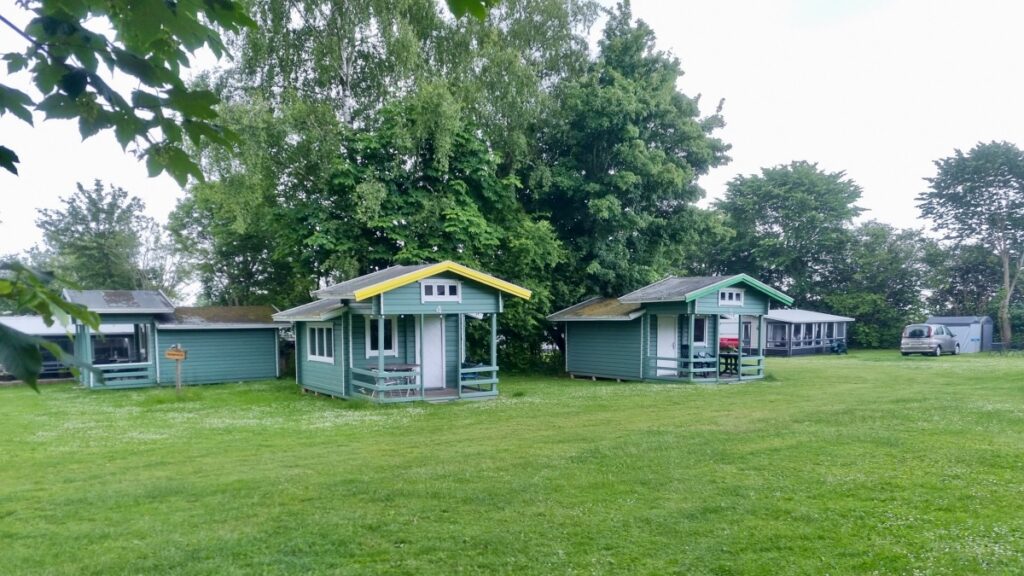 Hütten auf dem Campingplatz von Aarø – Foto: dk-ferien