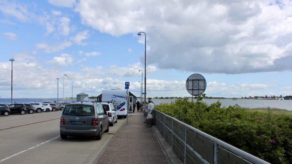 Autos warten auf die Fähre nach Aarø in Dänemark – Foto: dk-ferien