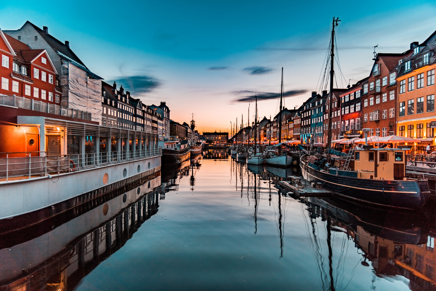 Nyhavn in Kopenhagen am Abend – Foto: Andreas Mariotti/Adobe Stock