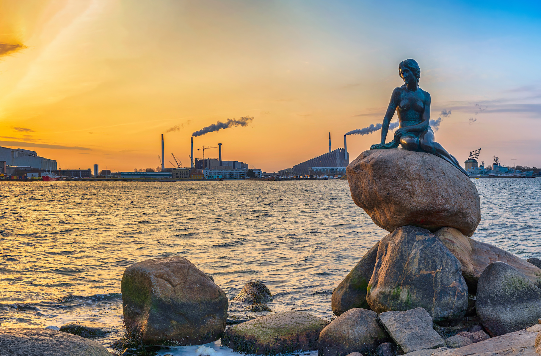 Kopenhagens Wahrzeichen: Die kleine Meerjungfrau – Foto: AdobeStock/Noppasinw