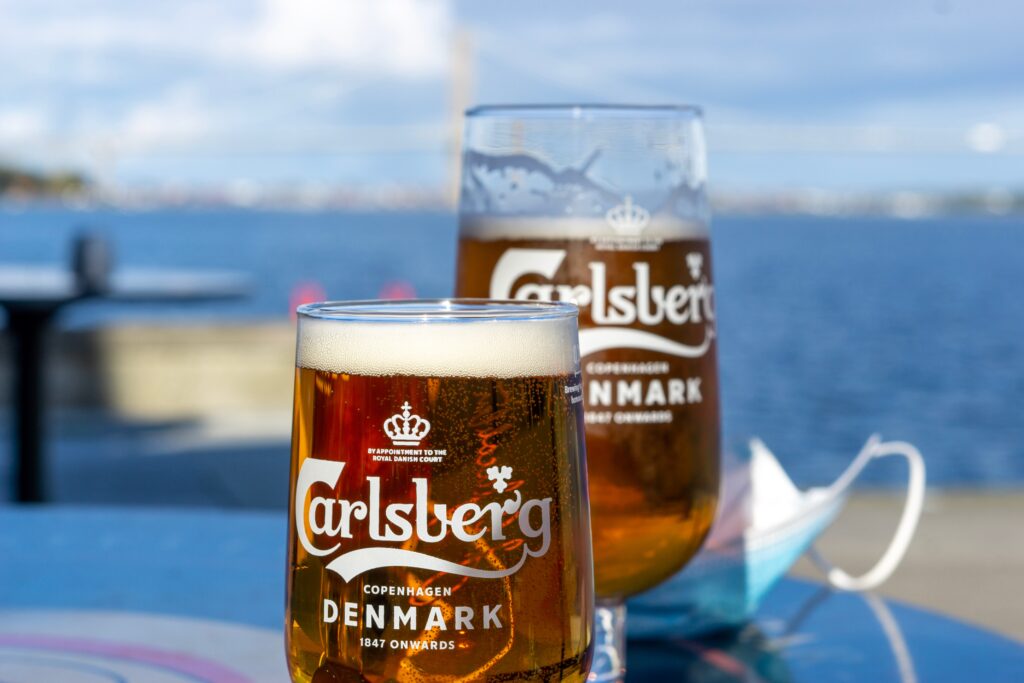 Zwei Gläser mit Carlsberg Bier, Dänemark – Foto: Elin Tabitha für unsplash
