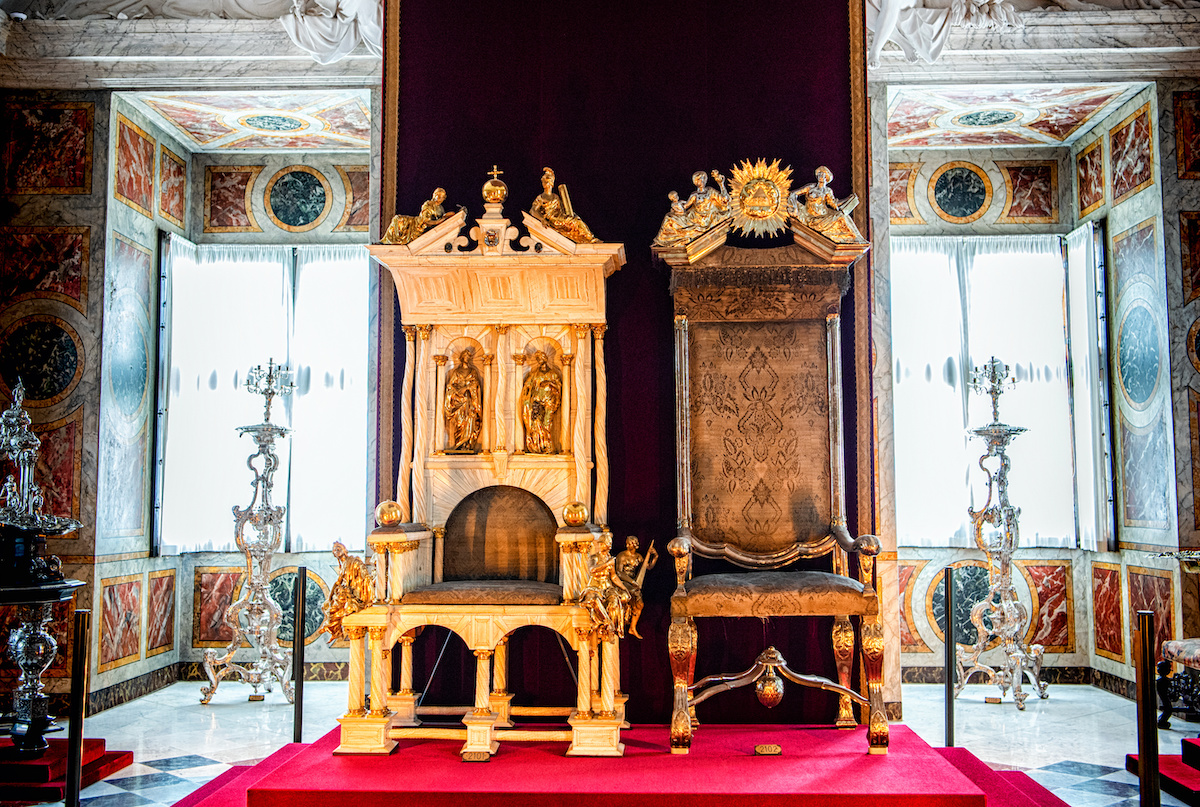 Die Krönungs-Throne auf Schloss Rosenborg in Kopenhagen – Foto: AdobeStock/Warasit