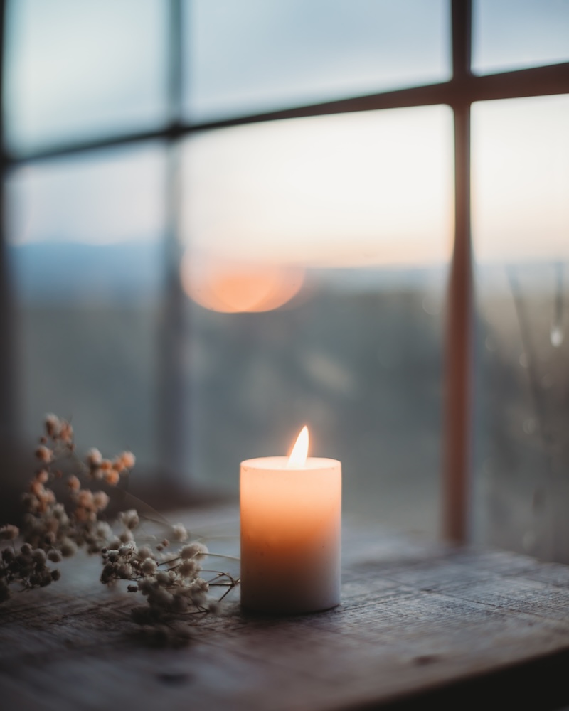 Kerze vor einem Fenster. Hygge, gemütlich, Dänemark