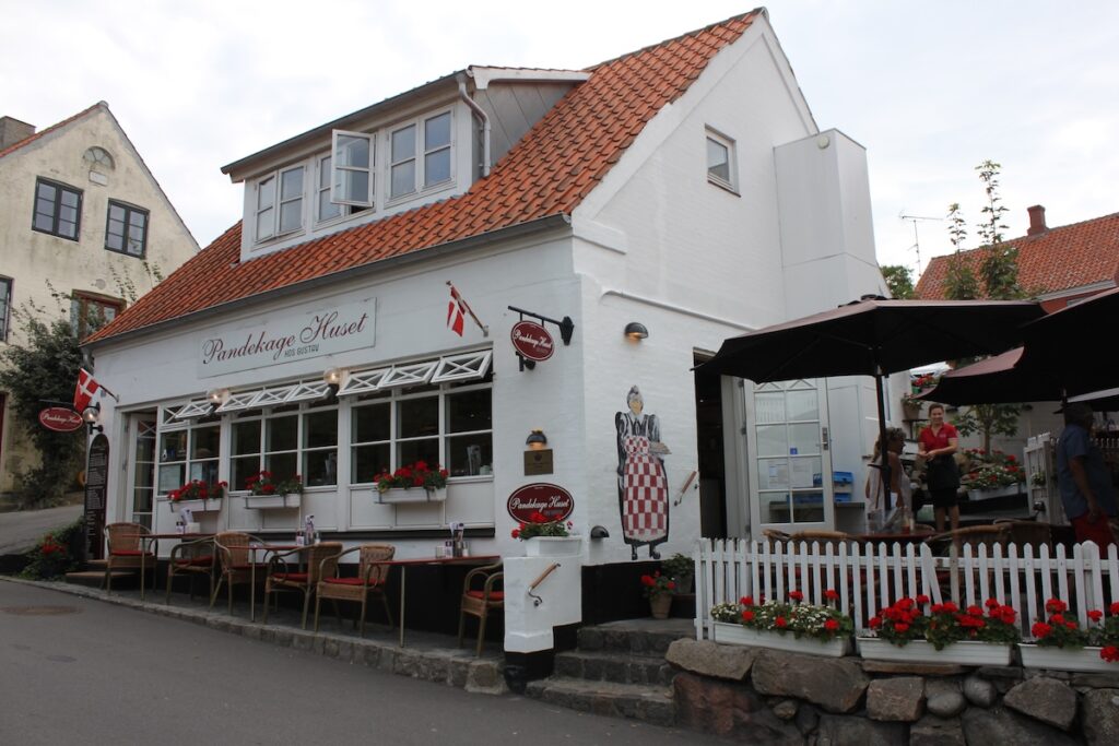 Pandekagehuset/Pfannkuchenhaus in Gudhjem auf Bornholm – Foto: dk-ferien