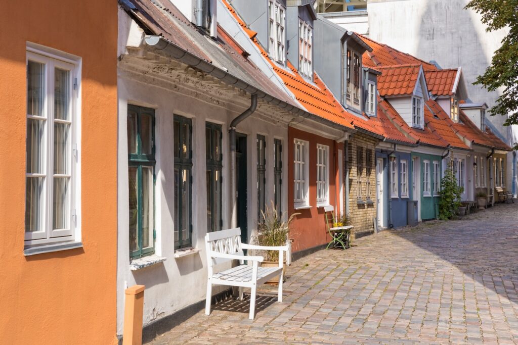 Historische Gasse in Aalborg, Nordjütland – Foto: eywace/AdobeStock