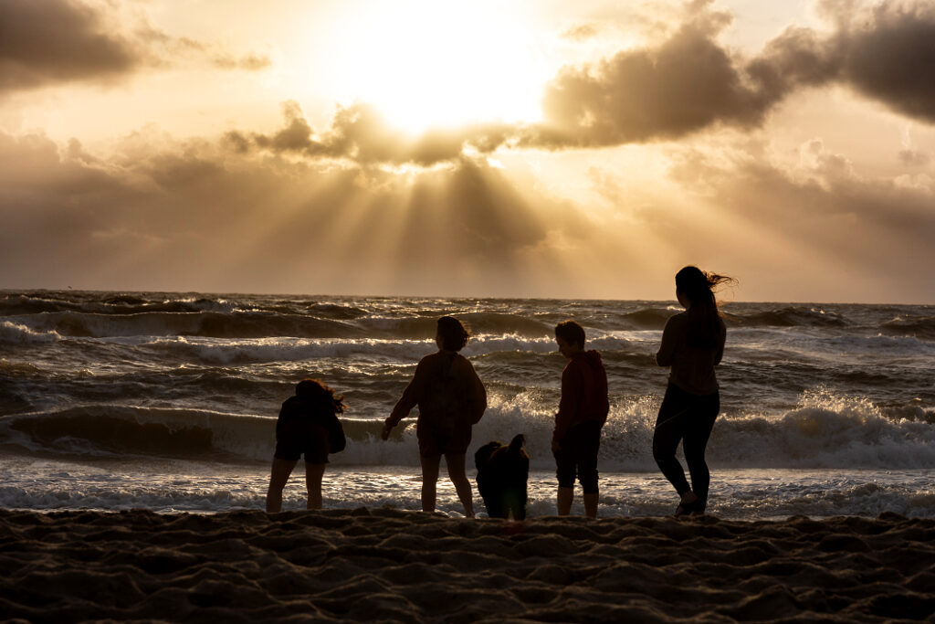 Foto von Familie mit Hund am Strand in Dänemark im Urlaub 