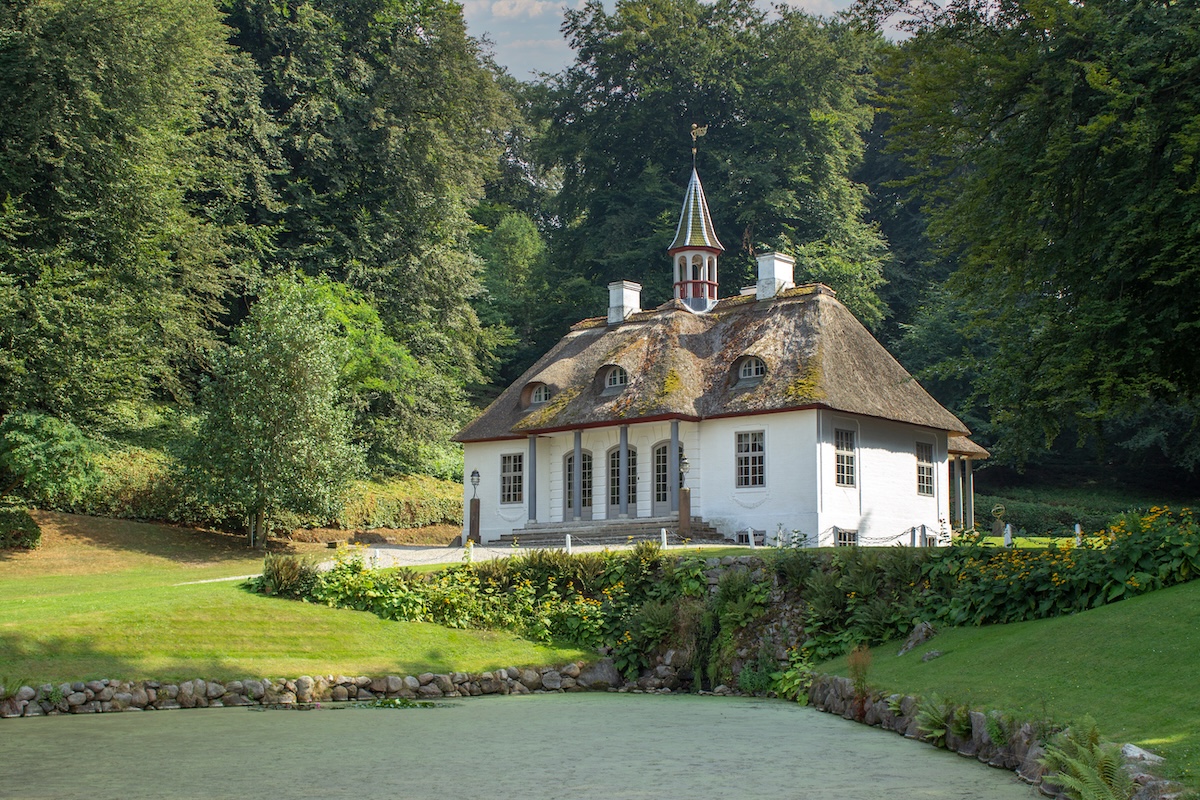 Schloss Liselund auf Møn inmitten grüner Bäume– Foto: pixs:sell / Adobe Stock