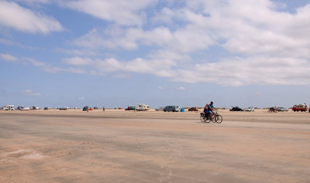 Strand mit Autos auf Rømø: Familienurlaub in Dänemark